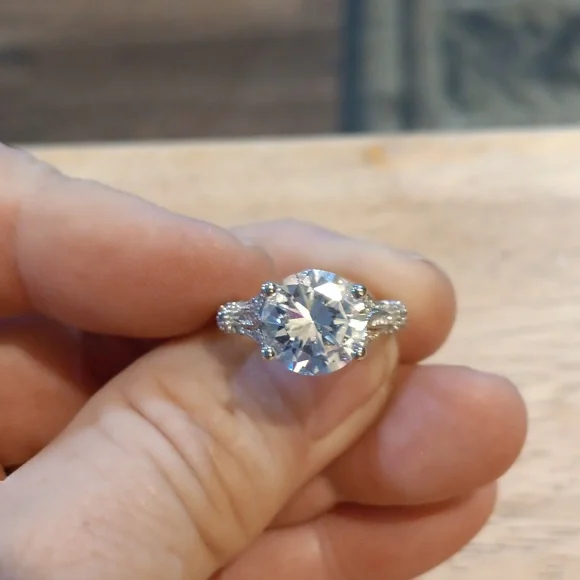 Elegant Silver Women's Ring - Picture 1 of 2